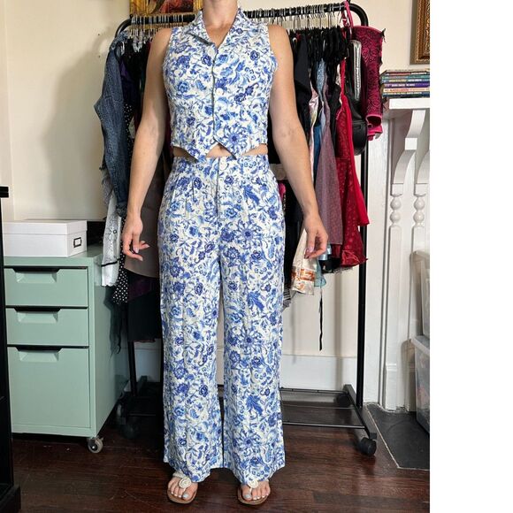 TALULAH Tops - Talulah Blue White Paisley Sleeveless Top and Pants Set Size L NWT